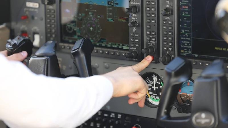 Havada 40 Dakikalık Dehşet: Yolcular Kriz Geçiren Kaptan Pilotu Koltuğa Bağladı!