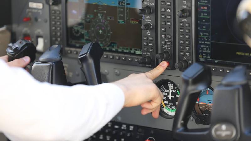 Havada 40 Dakikalık Dehşet: Yolcular Kriz Geçiren Kaptan Pilotu Koltuğa Bağladı!
