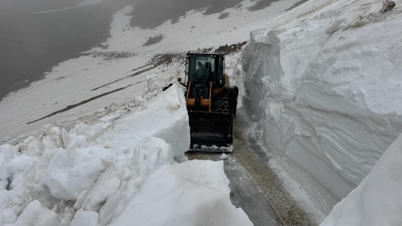 Artvin’de Haziran Sonunda 5 Metrelik Karla Mücadele 3