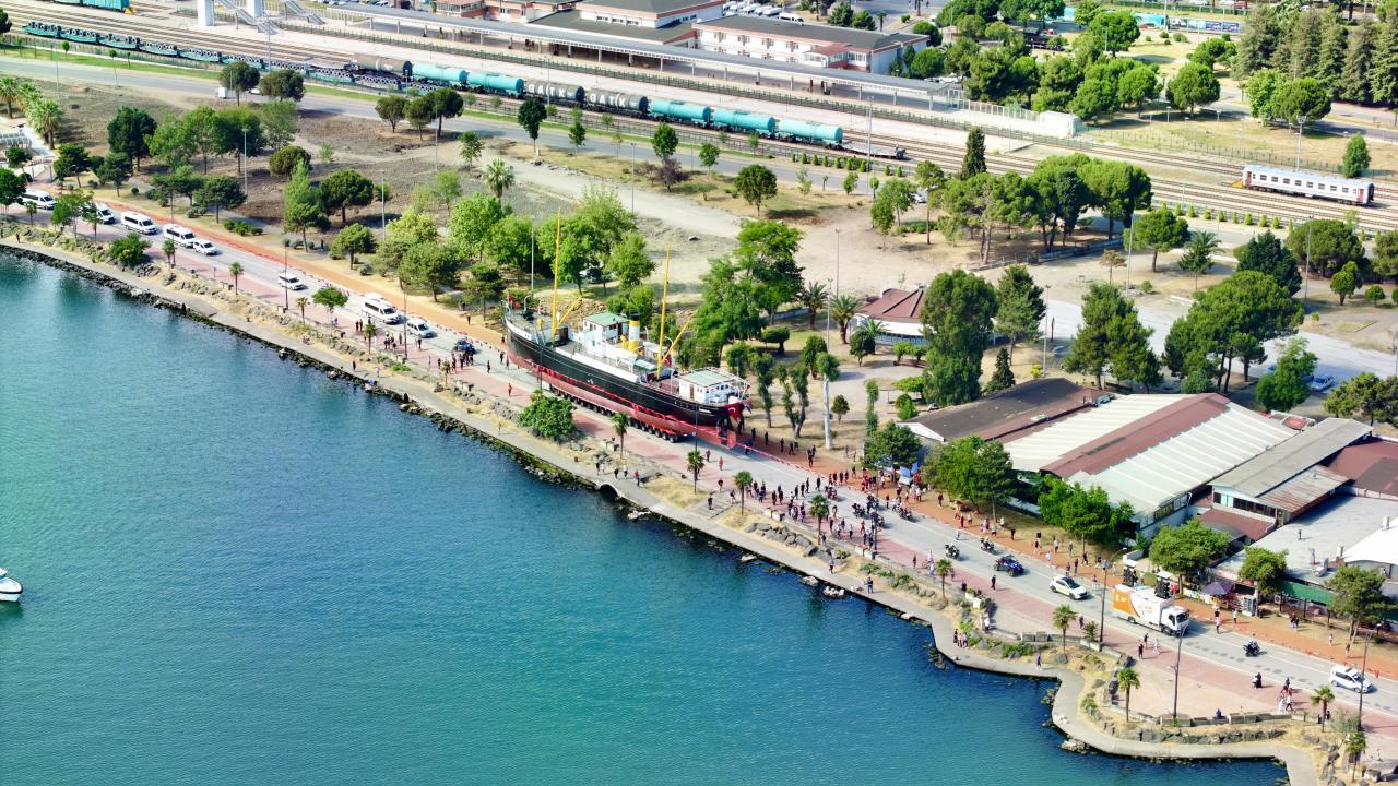 Samsun'da Tarihi Anlar: Dev Bandırma Gemisi Karadan Yürütüldü! 6