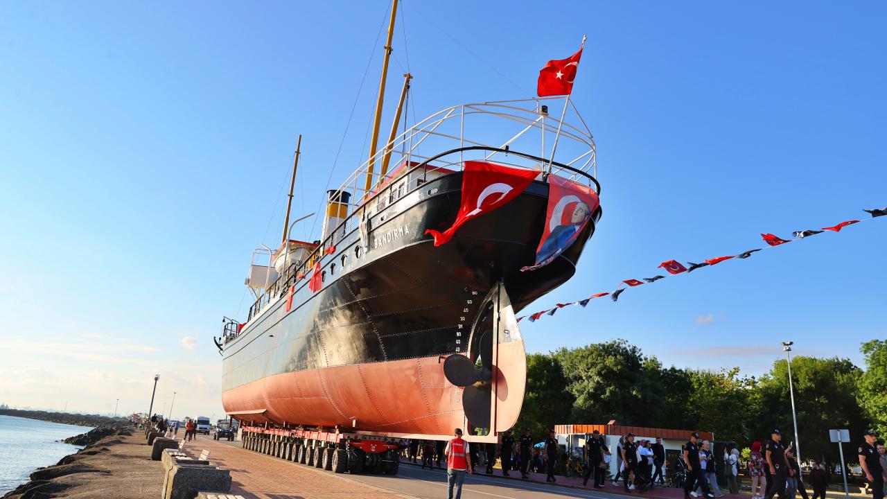 Samsun'da Tarihi Anlar: Dev Bandırma Gemisi Karadan Yürütüldü! 19