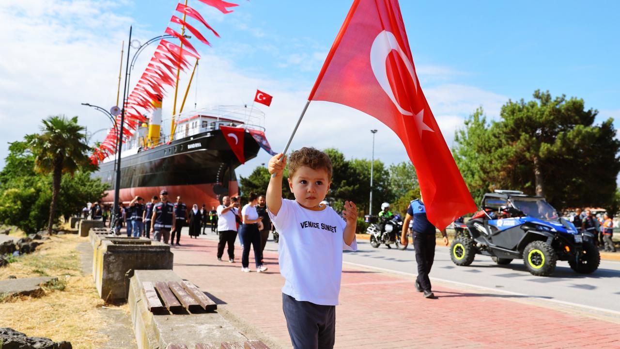 Samsun'da Tarihi Anlar: Dev Bandırma Gemisi Karadan Yürütüldü! 12