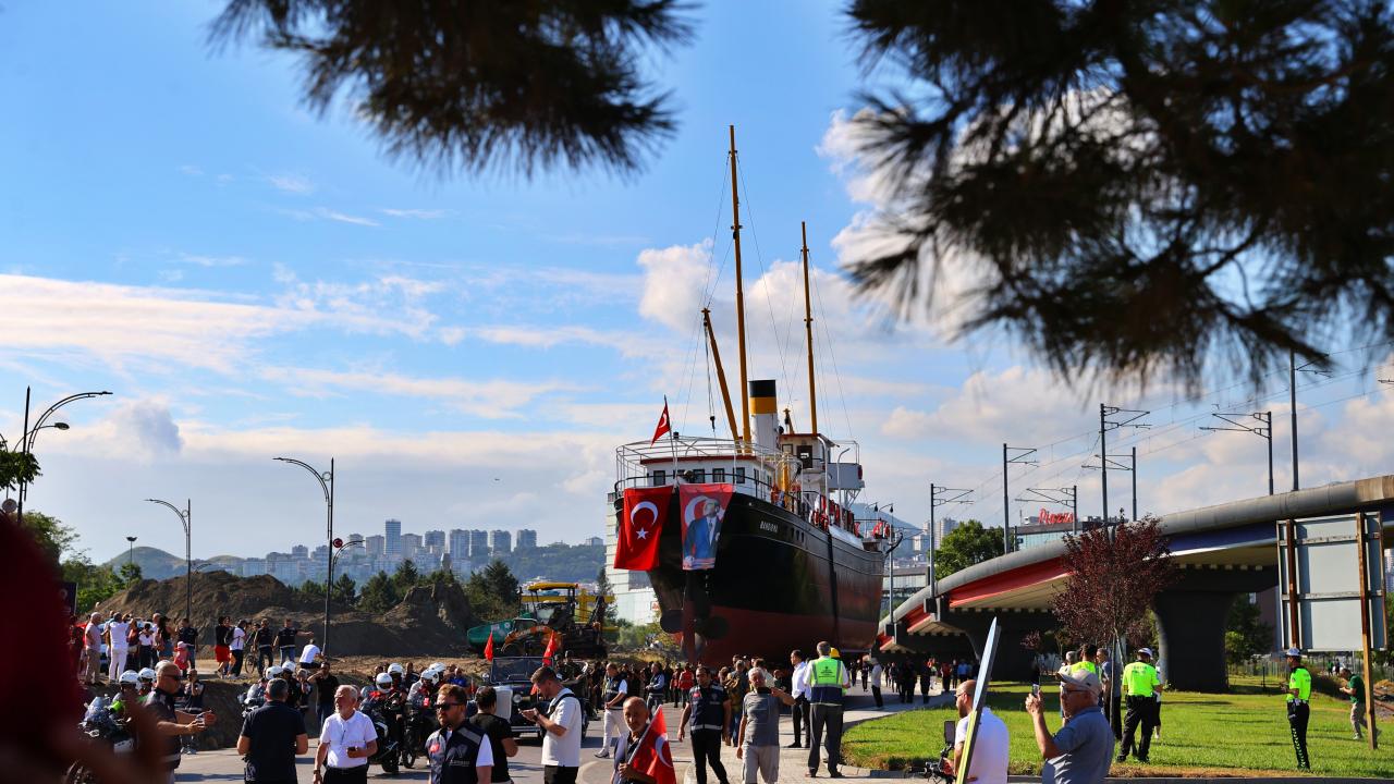 Samsun'da Tarihi Anlar: Dev Bandırma Gemisi Karadan Yürütüldü! 8
