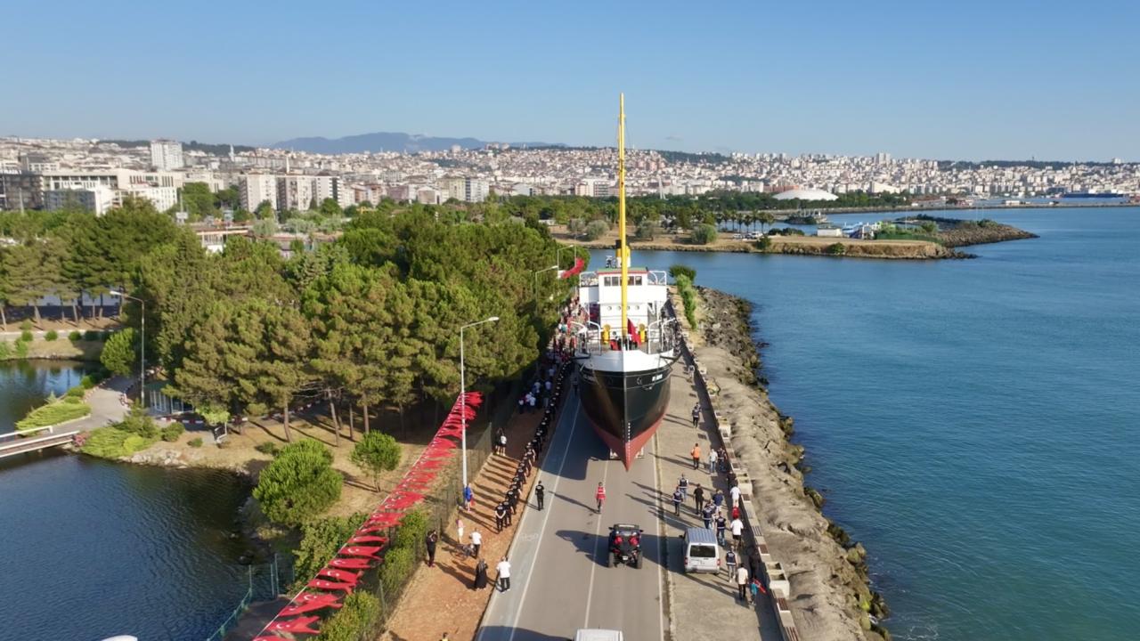 Samsun'da Tarihi Anlar: Dev Bandırma Gemisi Karadan Yürütüldü!