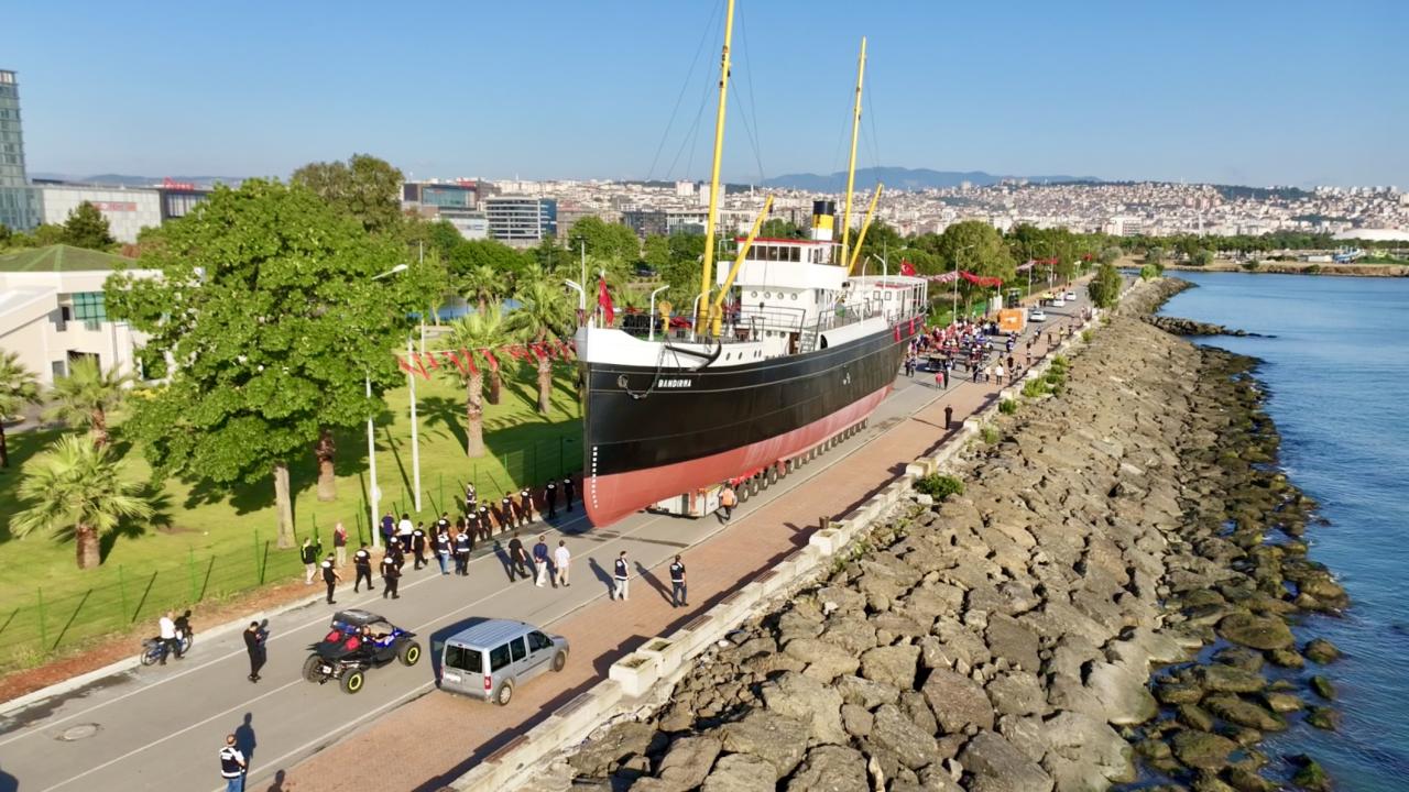 Samsun'da Tarihi Anlar: Dev Bandırma Gemisi Karadan Yürütüldü! 2