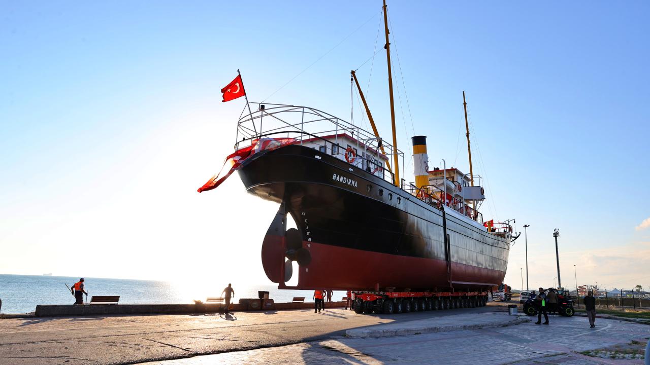 Samsun'da Tarihi Anlar: Dev Bandırma Gemisi Karadan Yürütüldü! 16