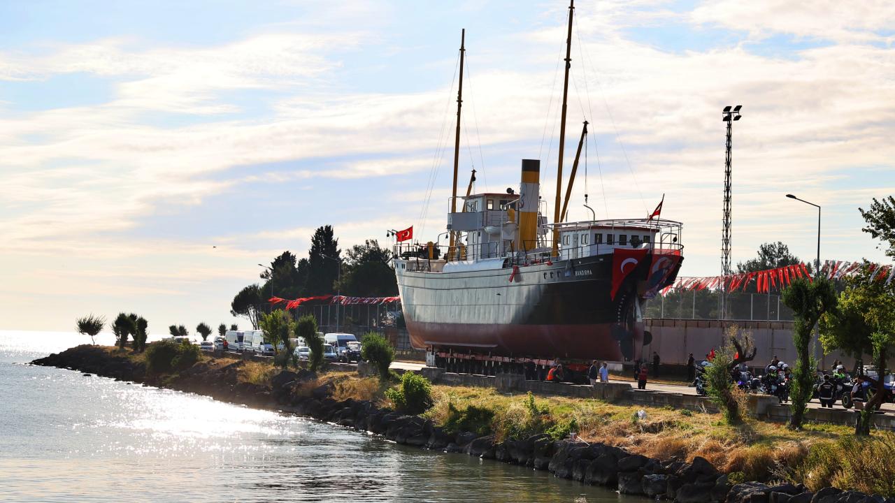Samsun'da Tarihi Anlar: Dev Bandırma Gemisi Karadan Yürütüldü! 9