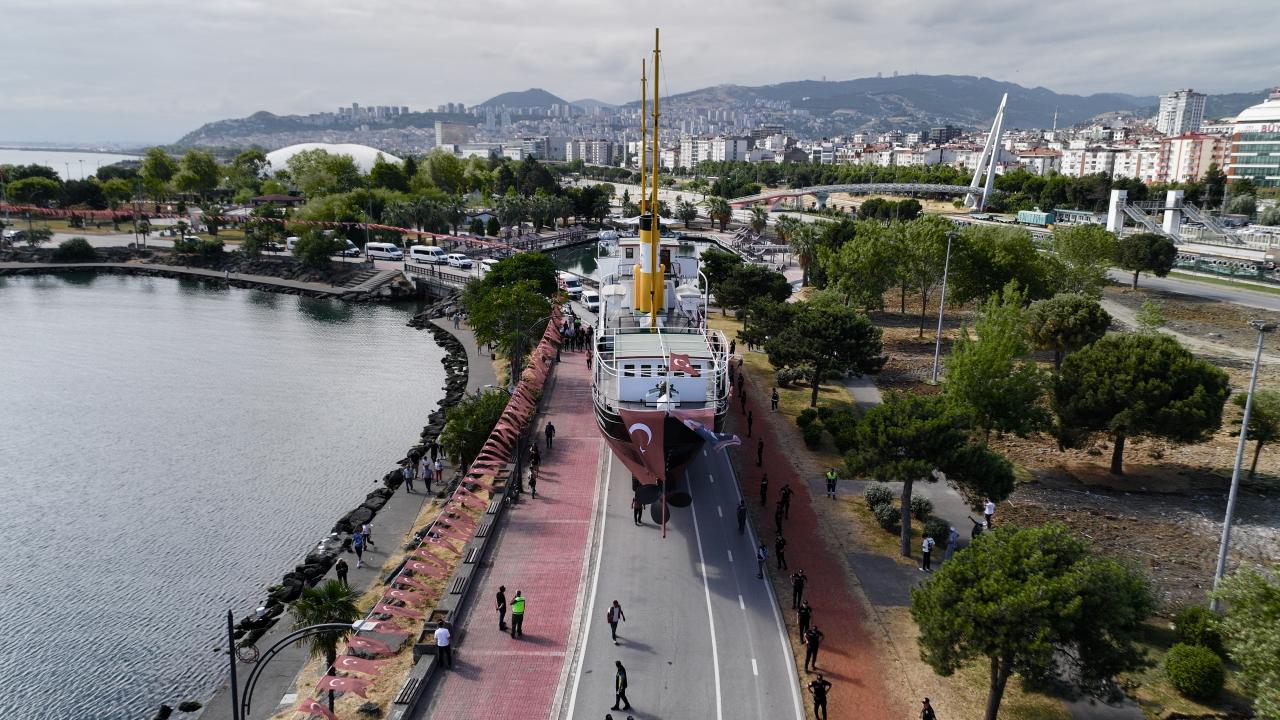 Samsun'da Tarihi Anlar: Dev Bandırma Gemisi Karadan Yürütüldü! 7