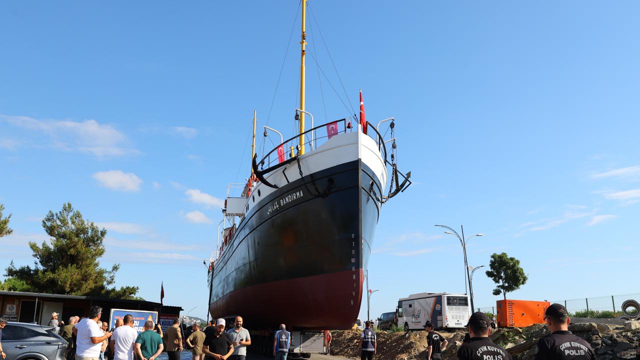 Samsun'da Tarihi Anlar: Dev Bandırma Gemisi Karadan Yürütüldü! 15