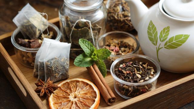 Eczane Raflarında "Tıbbi Bitki Çayı" Dönemi Başlıyor: Sağlık Bakanlığı'ndan Sıkı Denetim!