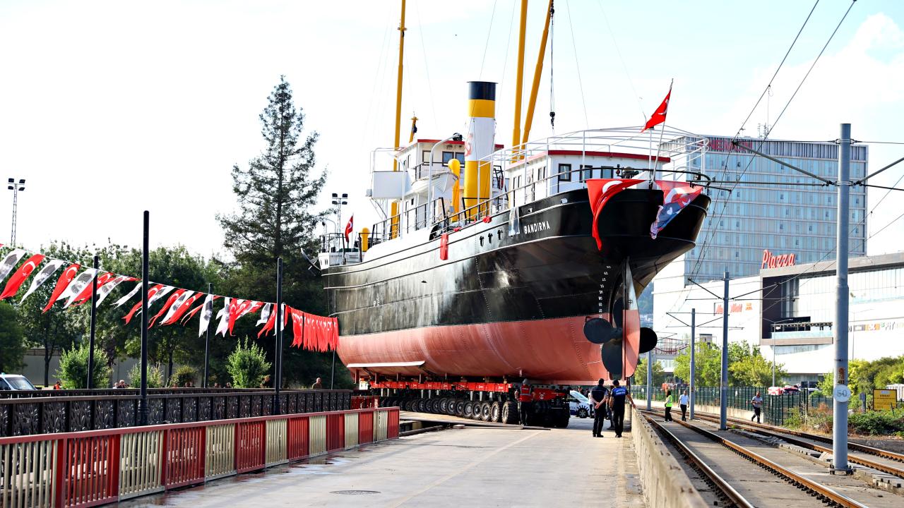 Samsun'da Tarihi Anlar: Dev Bandırma Gemisi Karadan Yürütüldü! 13