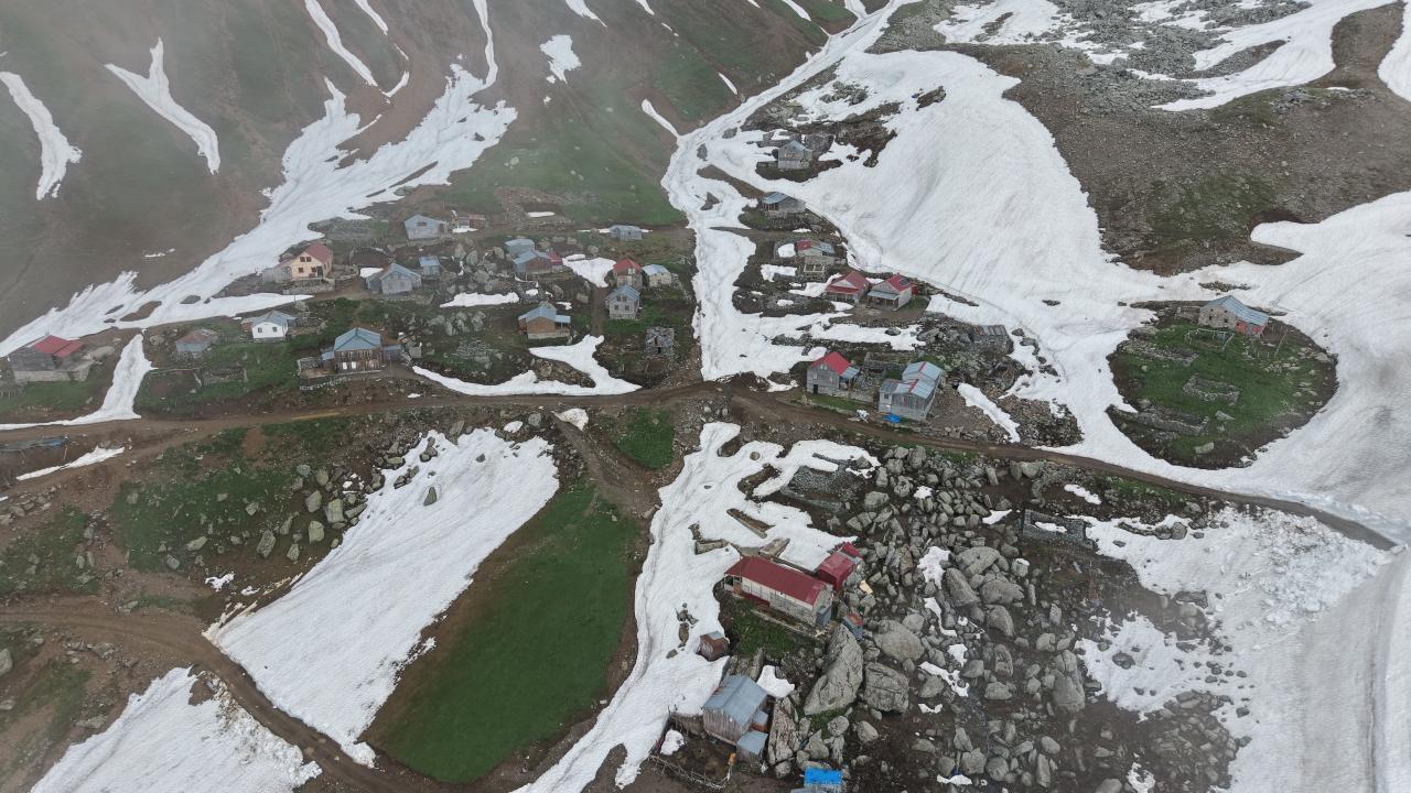 Artvin’de Haziran Sonunda 5 Metrelik Karla Mücadele 6