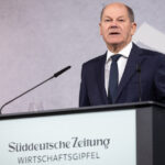 Federal Cumhuriyet Şansölyesi Olaf Scholz, 22 Kasım 2022'de Almanya'nın Berlin kentinde düzenlenen Sueddeutsche Zeitung Wirtschaftsgipfel'de konuşuyor.