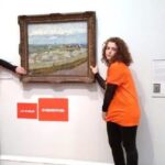 Louis McKechnie (solda) ve Emily Brockbank kendilerini Londra, İngiltere'deki Courtauld Galerisi'nde Vincent Van Gogh'un 'Peach Trees in Blossom' tablosuna yapıştırıyorlar, 30 Haziran 2022
