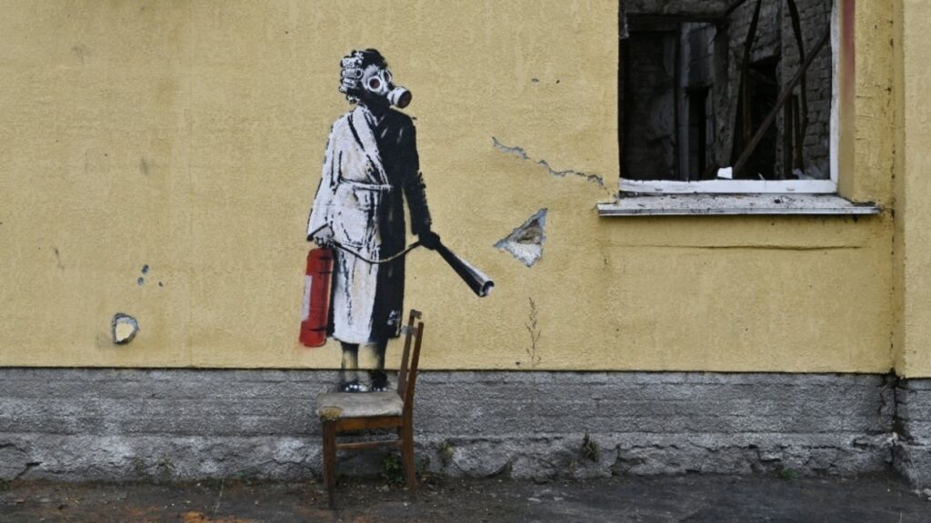 Gostomel kasabasında hasarlı bir binanın duvarına Banksy tarafından yapılmış bir grafiti.