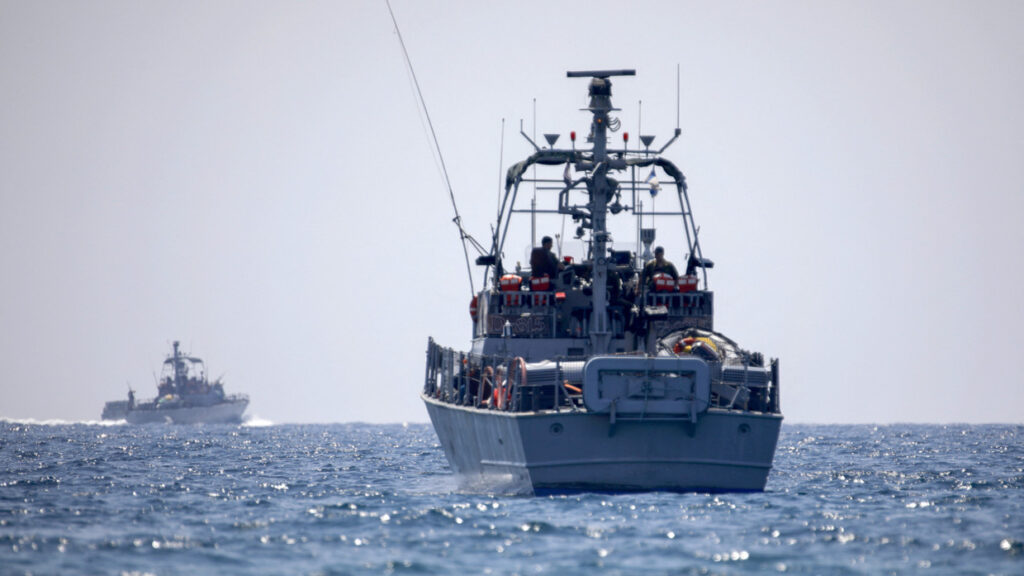Israil donanmasina ait gemiler 6 Haziran 2022de Israil ile Lubnan sinirindaki bir bolge Ras al Naqura olan Rosh Hanikra kiyilarinda goruluyor. Life Haber Ajansı