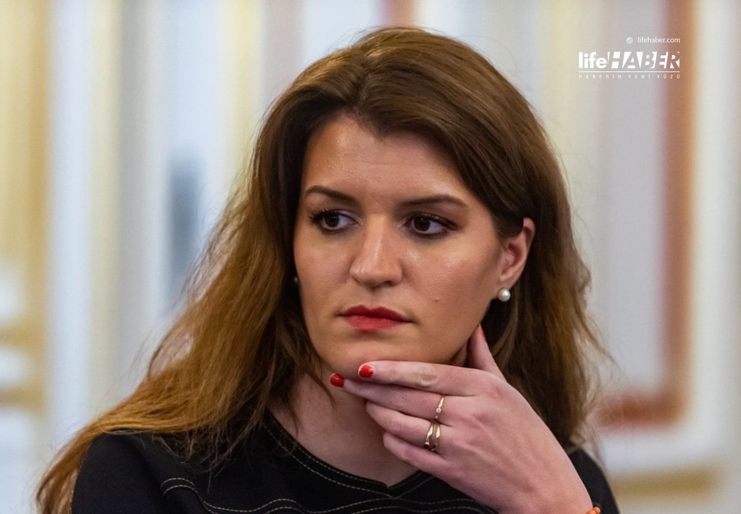 Fransız Bakanın Playboy Sayısı Tükendi