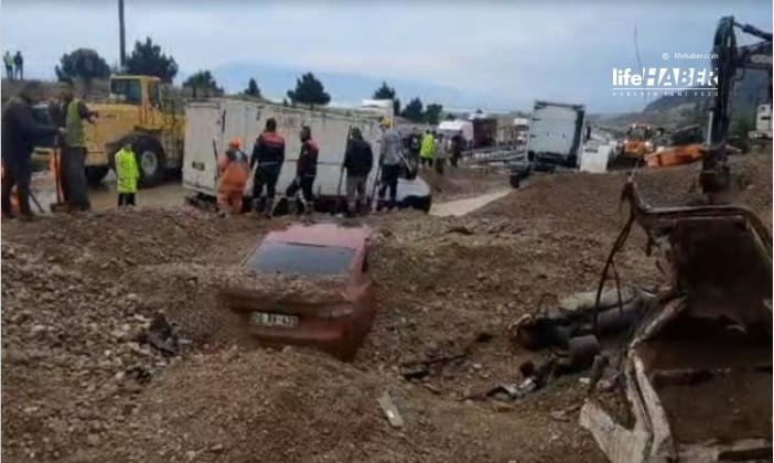 Heyelan Araçları Yuttu