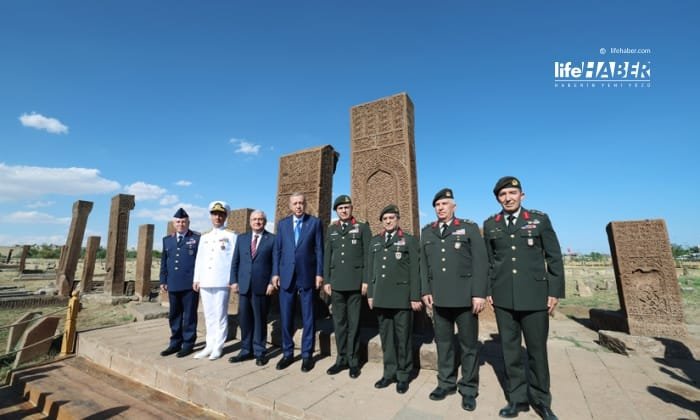 Cumhurbaşkanı Erdoğan, Ahlat Selçuklu Mezarlığı’nı Ziyaret Etti