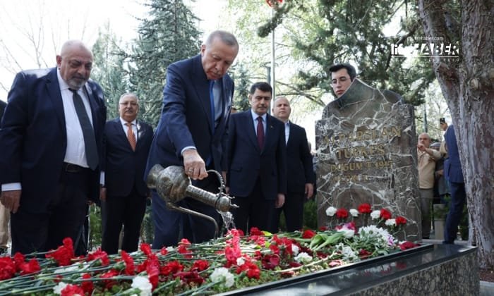 Cumhurbaşkanı Erdoğan, Alparslan Türkeş’in Kabrini Ziyaret Etti