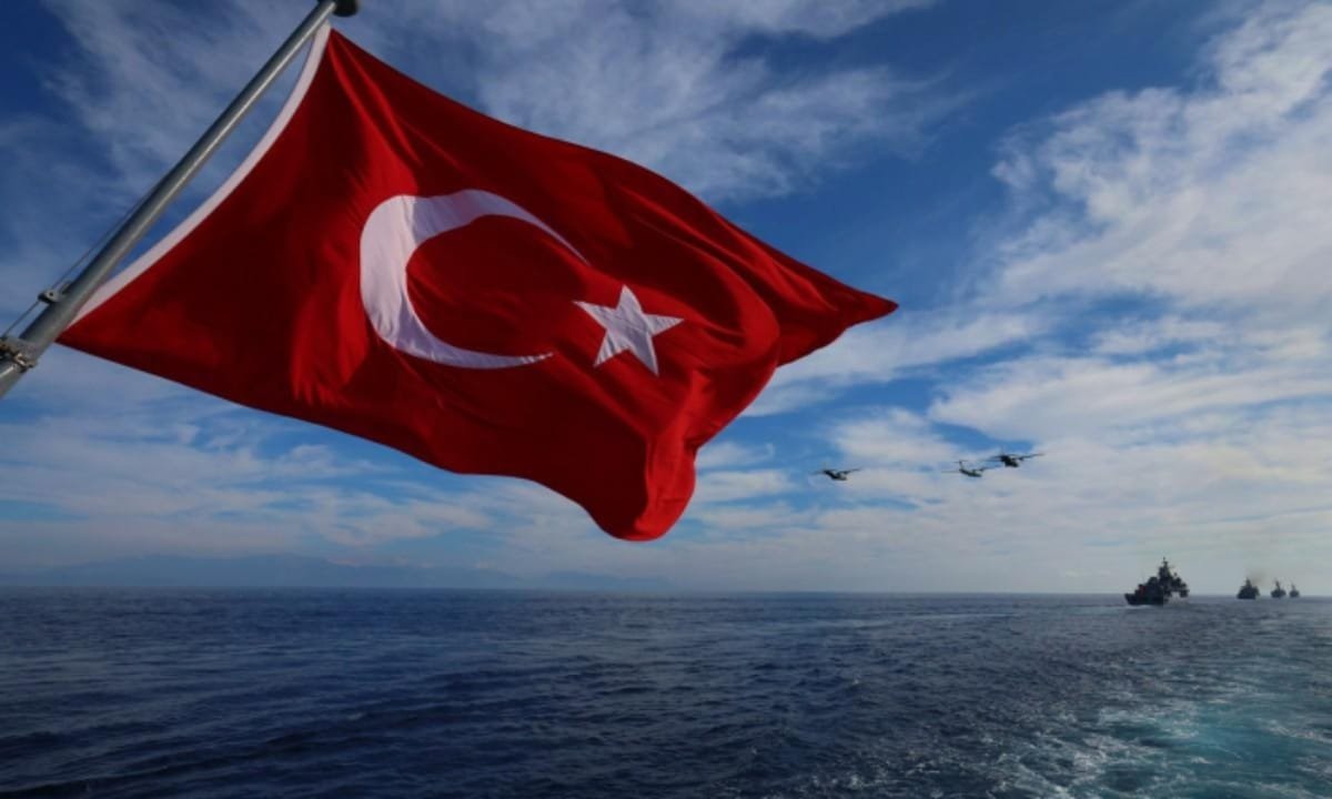 teknede bayrak Life Haber Ajansı